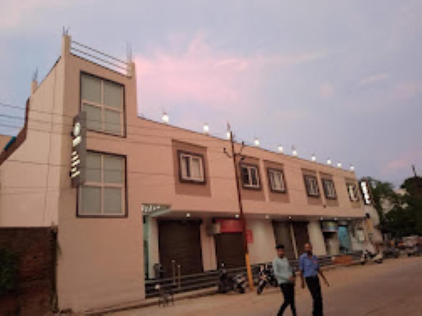 The Imperial Hotel And Convention Centre 坎普尔 外观 照片